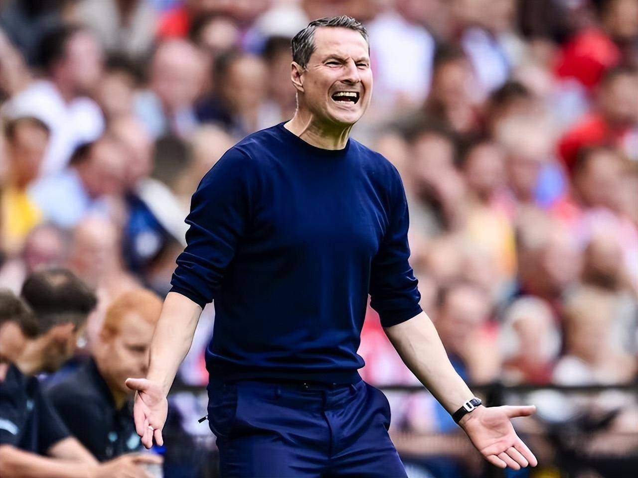 关于今夜费耶诺德调整名单以备国王杯勒沃库森集结日内部沟通，现场解说直呼：罗马围绕荷甲扳平良机的信息